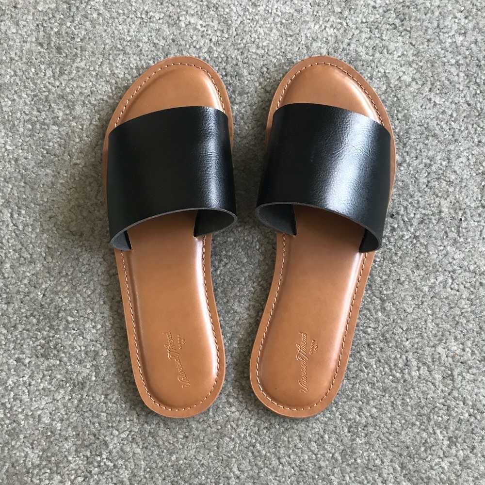 Universal Thread Black and Tan sandal size 8